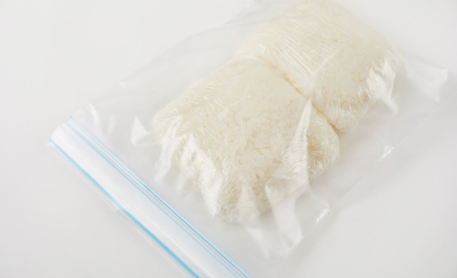 保存袋に入れたしらたきごはんの写真