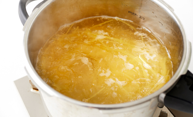 パスタをゆでている写真