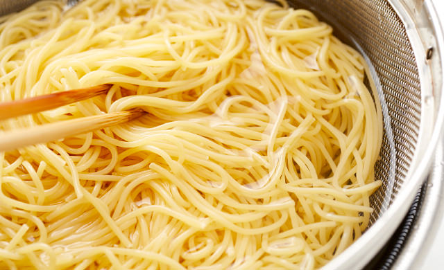 パスタを冷水で締める写真