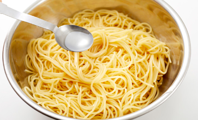 パスタに油をまぶす写真