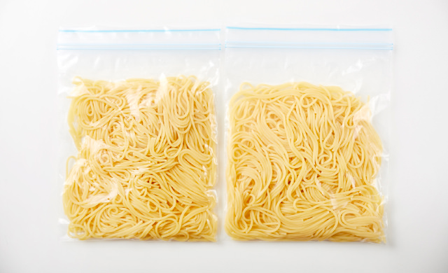 保存袋に入れたパスタの写真