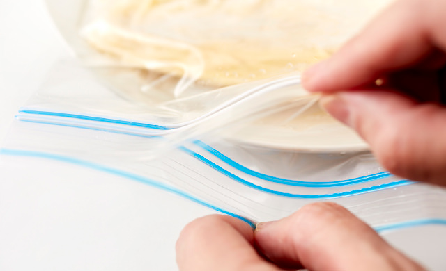 冷凍用保存袋のジッパーを少し開ける写真