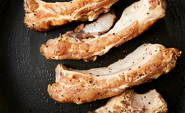 フライパンにスペアリブを並べた写真