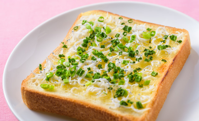 しらすねぎトーストの冷凍前と焼き上がり写真