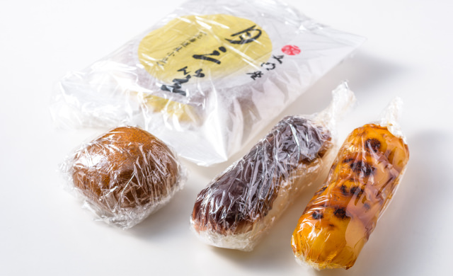 ラップで包んだまんじゅう、だんご（あんこ、みたらし）、どら焼きの写真