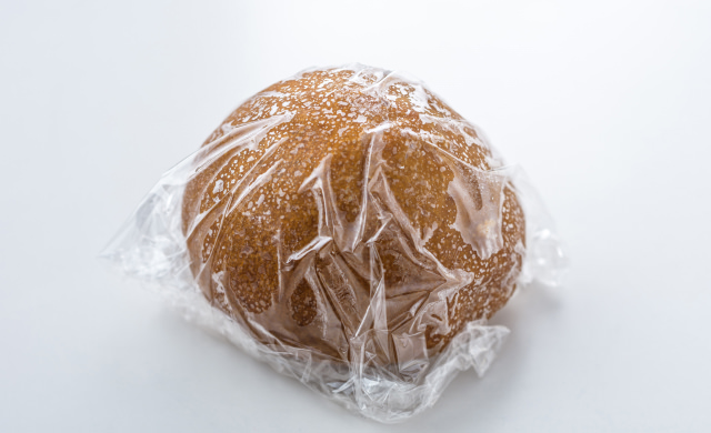 ラップに包んで冷凍したまんじゅうの写真