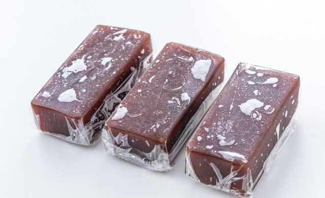 １cm幅に切ってラップで包み、冷凍したようかんの写真