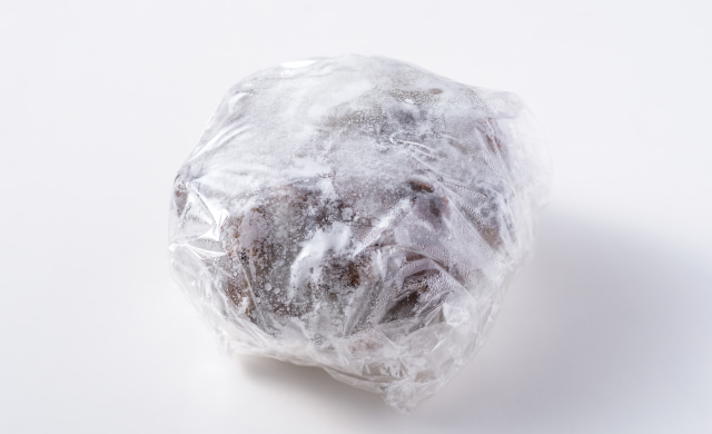 ラップで包んで冷凍した豆大福の写真