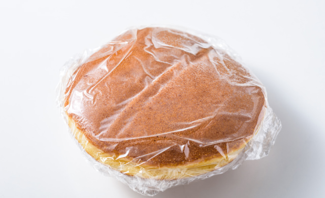 ラップで包んで冷凍したどら焼きの写真