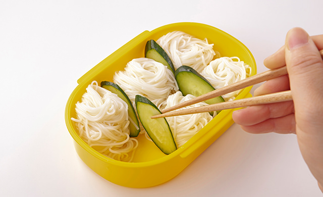 薄切りにしたきゅうりを入れてそうめんの仕切りにしている写真