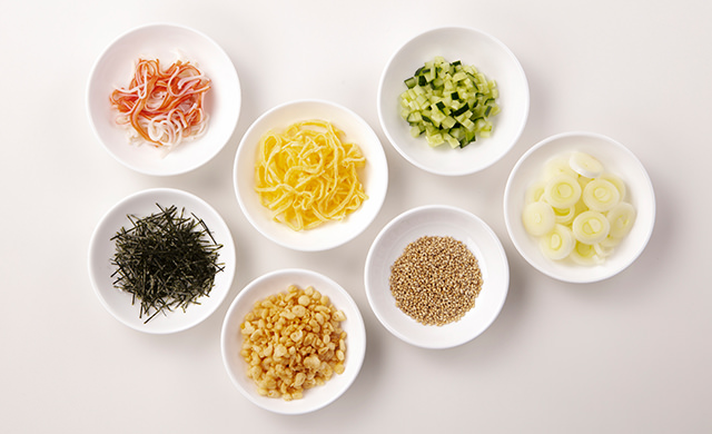 トッピング具材と薬味の写真