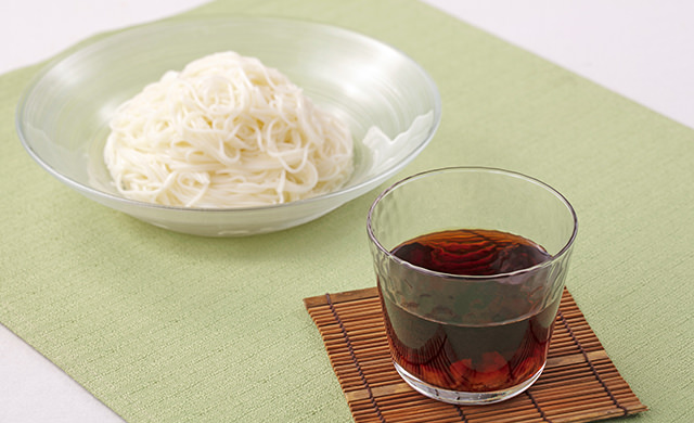 「梅つゆ」と器に盛ったそうめんの写真