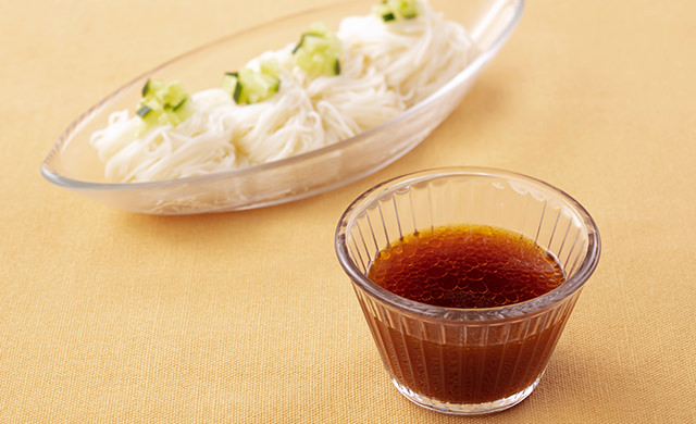 「韓国風めんつゆ」と器に盛ったそうめんの写真