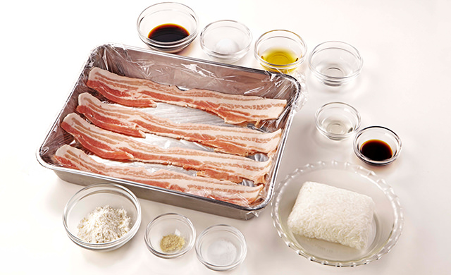 肉巻きおにぎりの材料（冷凍ごはん、豚バラ薄切り肉、醤油（冷凍ごはん用）、小麦粉、サラダ油、塩、こしょう、醤油、酒、みりん、砂糖）の写真