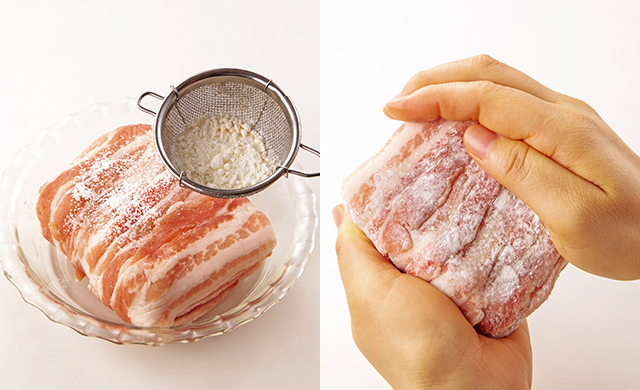 肉を巻き終わったおにぎりに茶こしで小麦粉をふっている写真/肉を巻いたおにぎりを握っている写真