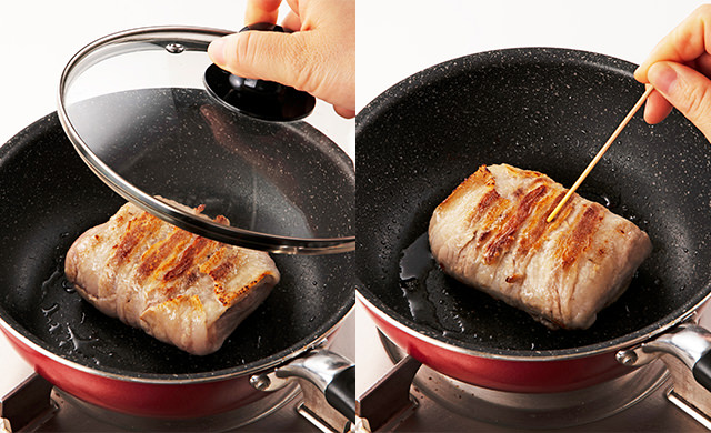 油を熱したフライパンに肉巻きおにぎりを入れて焼き、裏返して蓋をする写真/肉巻きおにぎりに竹串を刺して中が溶けているかを確認している写真