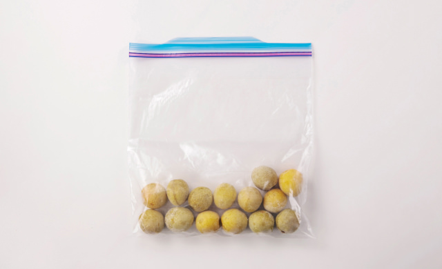 保存袋に入った冷凍梅