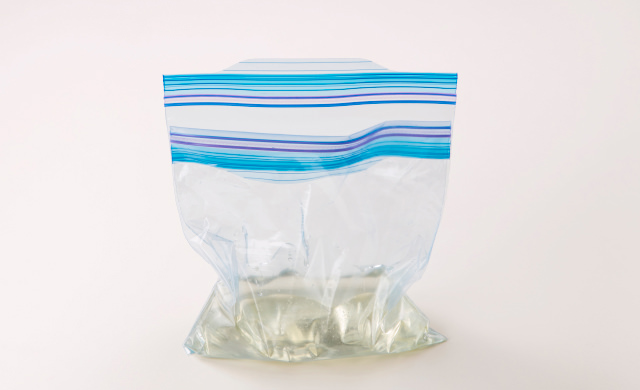 保存袋に入った梅シロップ写真