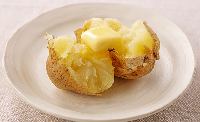 皿に盛ったレンチンじゃがバターの写真