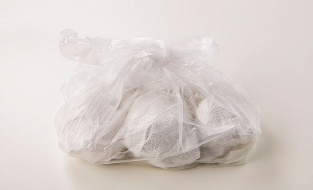 キッチンペーパーで包んだじゃがいもをポリ袋に入れ、口を結んだ写真