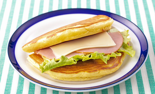 ハム＆チーズホットケーキの皿盛り写真