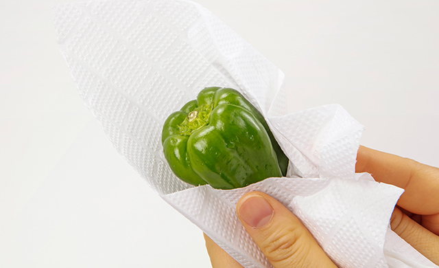 ピーマンを洗ってからキッチンペーパーで水気を拭いているところ