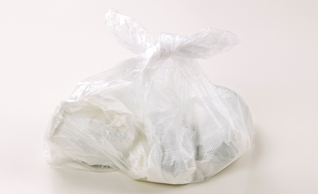 キッチンペーパーに包まれたピーマン5個がポリ袋に入っている写真