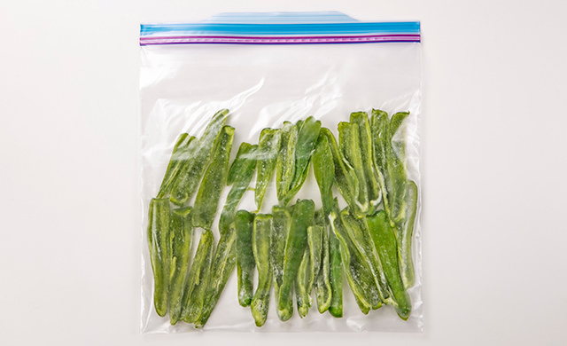 ピーマン4~5個分を1.5㎝幅にカットして冷凍保存袋に重ならないように入れて冷凍した写真