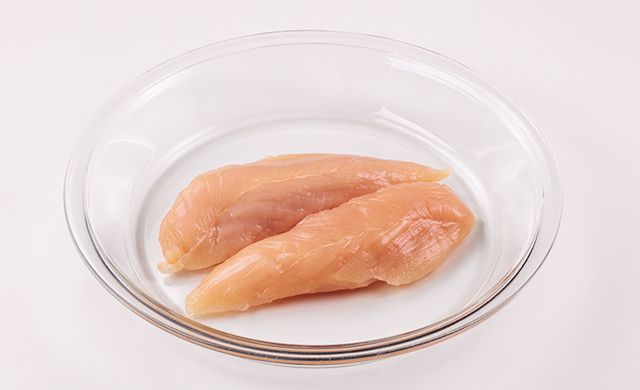 耐熱皿に鶏ささみ肉2本をのせた写真