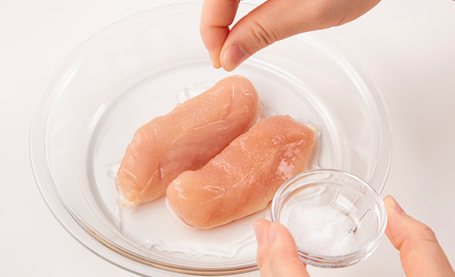 耐熱皿に入ったささみ2本に酒、みりん、塩をふりかけている写真