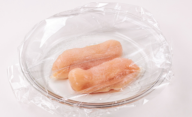 耐熱皿に入ったささみ2本に酒、みりん、塩をふりかけ、ラップをかけた写真