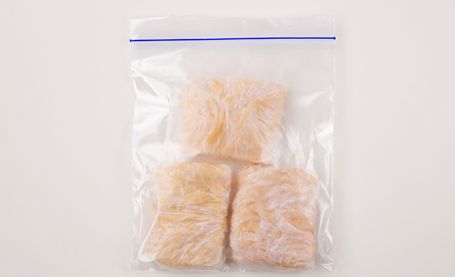 レンジで加熱し裂いた鶏ささみ肉を1本分ずつラップに包んで冷凍保存袋に入れて冷凍した写真