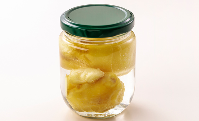 水を入れた保存瓶に入れた生姜の写真