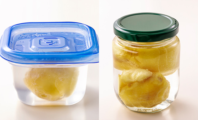 水を入れた保存容器に入れた生姜の写真/水を入れた保存瓶に入れた生姜の写真