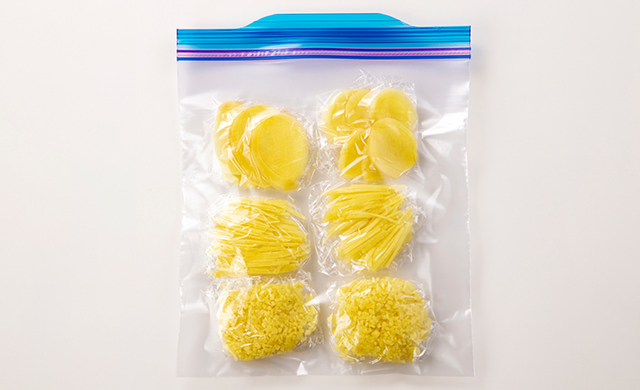 薄切り、千切り、みじん切りにした生姜をラップで包んで冷凍用保存袋に入れた写真