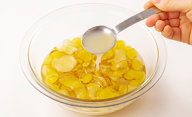 生姜、グラニュー糖、水を入れて電子レンジで加熱したあとレモン汁を加えている写真