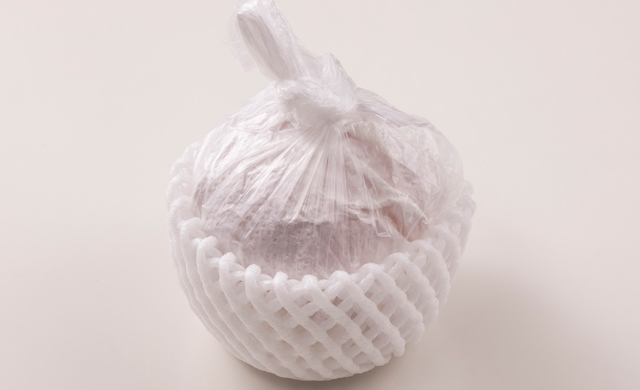 桃をキッチンペーパーで包んでポリ袋に入れ、フルーツキャップをつけた写真