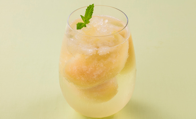 桃の炭酸ジュースの写真