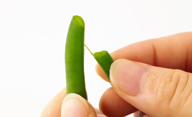 ゆでたいんげんのヘタと筋を取っている写真