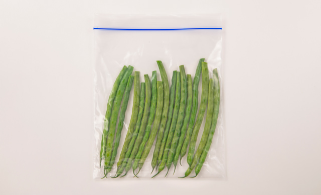 かためにゆでたいんげんを冷凍用保存袋に入れた写真