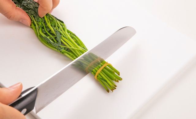 茎のかたい部分を切り落としている写真