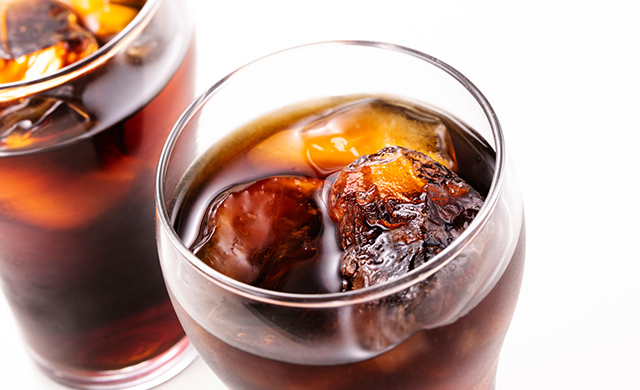 アイスコーヒーに入った氷の写真