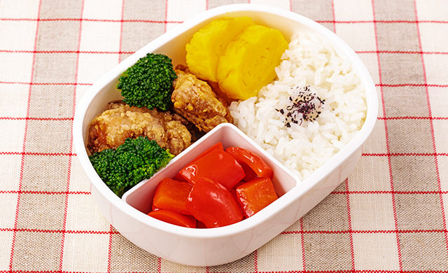 パプリカサラダが入ったお弁当の写真