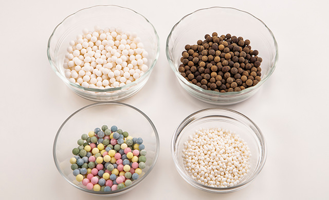 大きめの乾燥白タピオカ、大きめの乾燥黒タピオカ、大きめの乾燥カラフルタピオカ、小さめの乾燥白タピオカ の写真