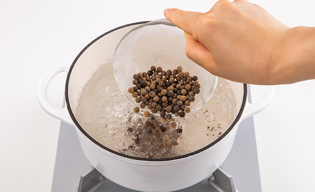 沸騰した湯の中にタピオカを入れている写真