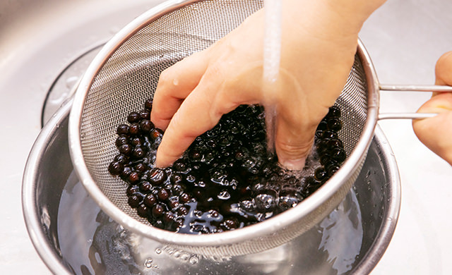 タピオカを流水にさらしているところの写真