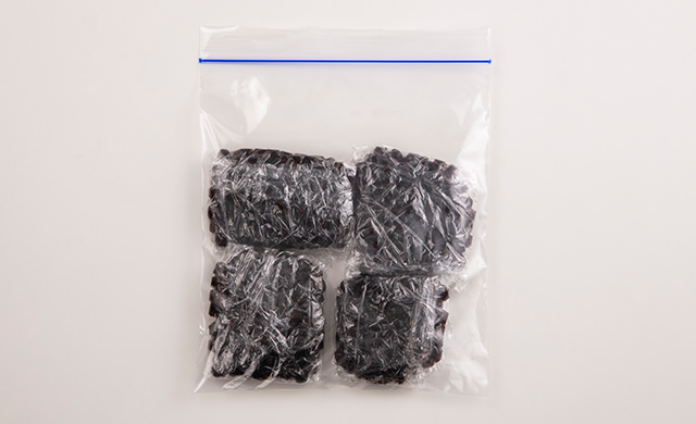 ゆでて砂糖をまぶしたタピオカをラップで包んで小分けにし、冷凍用保存袋に入れた写真