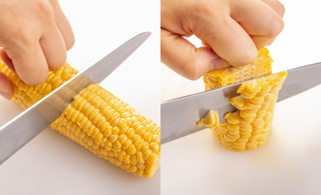 (左)とうもろこしを縦半分に切っている写真(右)とうもろこしの実をそいでいる写真