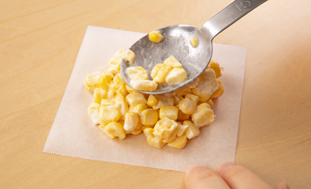 オーブンシートにのせた天ぷらのタネの厚みを均等にしている写真