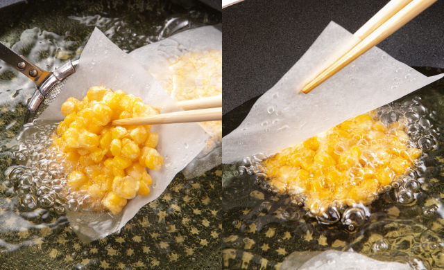 (左)片面を揚げたとうもろこしの天ぷらを裏返す写真(右)オーブンシートを取り除いている写真